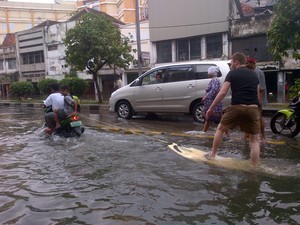 Bule Peselancar di Glodok: Selalu Ada Kesenangan di Tengah Bencana