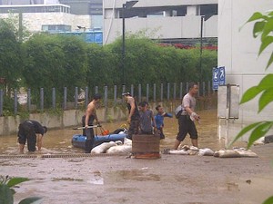 Polisi Selidiki Tsunami di Basement Plaza UOB