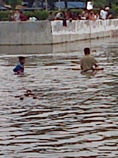 Nekat! Bocah Ini Nyelam di Underpass Kemayoran