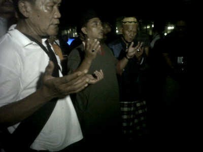 Pemuka Agama Pimpin Doa Bersama Wartawan di Depan Gedung UOB