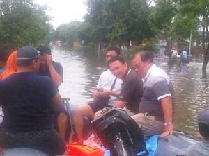 Ribuan Warga Pluit Masih Terjebak Banjir di Rumah Mereka