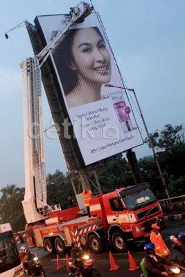 Jokowi Minta Baliho Sandra Dewi Dicabut