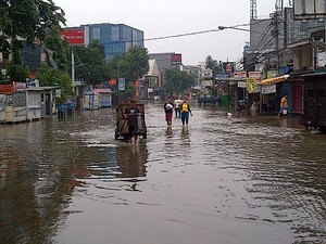 Hati-hati! Ruas Jalan di Kawasan Benhil Masih Terendam