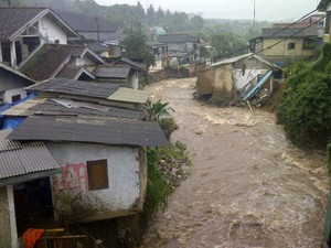Ratusan Kios di Pasar Cisarua Rusak Diterjang Banjir Bandang