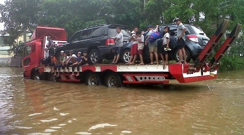 Truk Trailer Evakuasi Mobil Korban Banjir