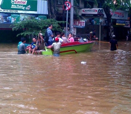 Rp 150 Ribu untuk Dievakuasi dengan Perahu