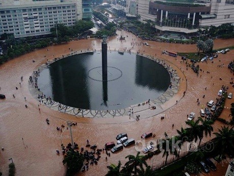 Bundaran HI Masih Tergenang, Kendaraan Sudah Bisa Melintas