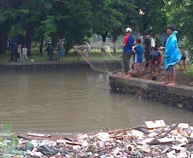 Banjir, Warga Kemayoran Berlomba Jala Ikan