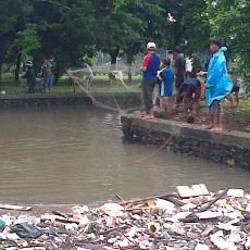 Banjir, Warga Kemayoran Berlomba Jala Ikan