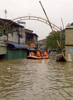 Polisi Patroli di Pemukiman Terdampak Banjir