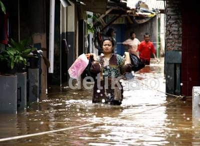 Banjir di Jalan Panjang Kedoya Belum Bisa Dilewati, Listrik Padam