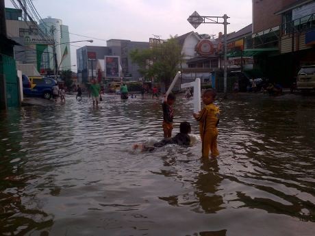 Banjir 30 Cm di Benhil Jadi Kolam Renang Anak