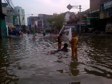 Banjir 30 Cm di Benhil Jadi Kolam Renang Anak