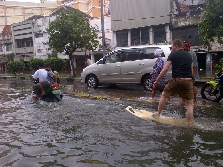 Edan! Banjir di Glodok, Bule Ini Malah Main Selancar Edan! Banjir di Glodok, Bule Ini Malah Main Selancar