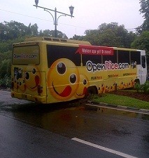Bus Bandel Masih Nyangkut di Taman Pembatas Jalan Teuku Umar