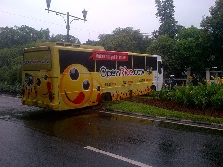 Bus Bandel Masih Nyangkut di Taman Pembatas Jalan Teuku Umar