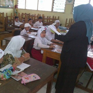 Sekolah Kebanjiran, Siswa SDN Cililitan 03 Numpang di Sekolah Lain