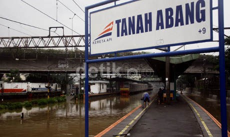 Rel Tergenang, Perjalanan KRL Masih Terganggu Hari Ini 