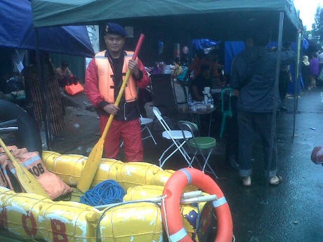 Anggota Brimob Selamatkan Ibu Hamil yang Nyaris Melahirkan di Perahu