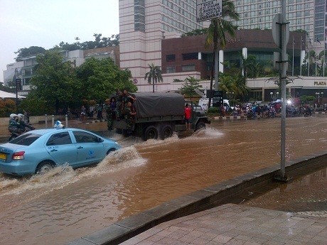 Mantap! Truk TNI Jadi Angkot Karyawan di Thamrin