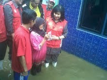 Sambil Blusukan, Bos Pertamina Klaim Instansinya yang Tercepat Tangani Banjir