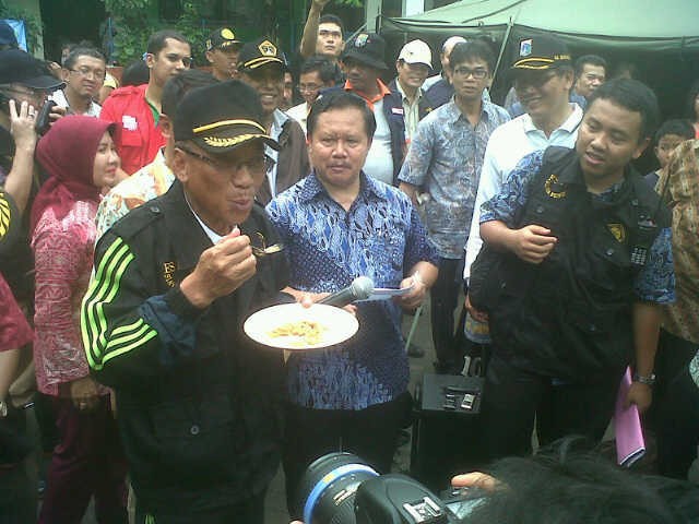 Kunjungi Lokasi Banjir, Jero Wacik dan Bos Pertamina Cicipi Makanan Pengungsian