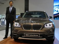 Presdir PT BMW Indonesia Ramesh Divyanathan dan BMW X1. X1 merupakan SUV kompak dan mewah yang paling laris di Indonesia.