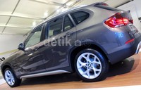 X1 bermesin bensin. X1 sDrive18i mengusung mesin bensin empat silinder bertenaga 150 dk dan kapasitas 1.995 cc yang dilengkapi dengan Valvetronic dan Double VANOS.