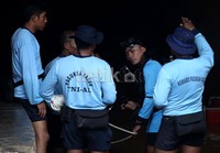 Tim Marinir bersama tim Basarnas mencoba menyelam dari pintu basement bagian depan. Sementara tim Polri mencoba menyelam dari pintu basement yang ada di samping gedung.