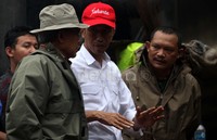 Jokowi berdiskusi menanganan tanggul ini.
