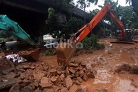 Alat berat dikerahkan dalam proses perbaikan tanggul.