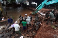 Petugas PU, warga dan TNI turut membantu perbaikan tanggul ini.
