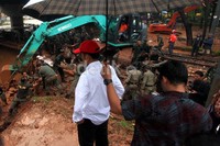 Tanggul ini jebol karena tidak mampu menahan derasnya air yang mengalir di Kanal Banjir Barat.