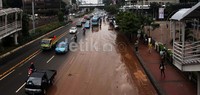 Banjir meninggalkan lumpur di kawasan Thamrin.