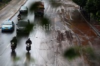 Sejumlah kendaraan melintas menghindari lumpur di kawasan Thamrin, Jakarta Pusat.