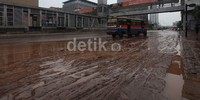 Banjir kemarin telah surut namun menyisahkan lumpur.