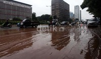 Lumpur ini membuat jalan menjadi licin.