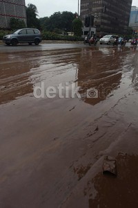 Pemprov DKI Jakarta pun diminta segera menurunkan timnya untuk membersihkan lumpur ini.