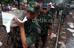 Prajurit TNI Panggul Batu untuk Bendung Banjir
