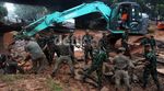 Prajurit TNI Panggul Batu untuk Bendung Banjir