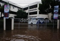 Banjir juga memasuki area sekolah.