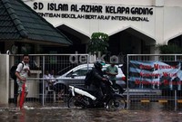 Sekolah pun diliburkan.