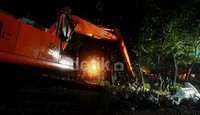 Alat berat diterjunkan untuk menutup tanggul yang jebol di Latuharhary.
