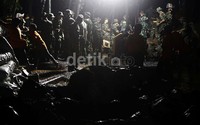 Penutupan tanggul ini dilakukan oleh TNI dan warga dan Dinas PU Jakarta.