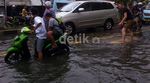 Bule Selancar di Banjir Glodok