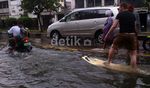 Bule Selancar di Banjir Glodok