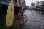 Bule Selancar di Banjir Glodok