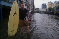 Aksinya ini menjadi tontonan warga.