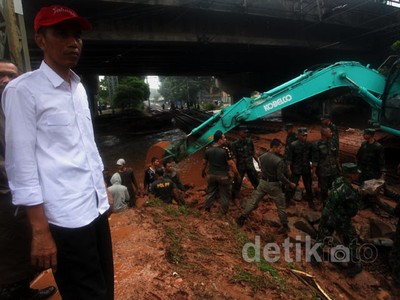 Jokowi Tinjau Perbaikan Tanggul di Latuharhary