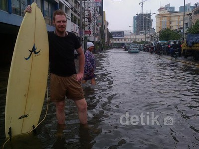 Bule Selancar di Banjir Glodok